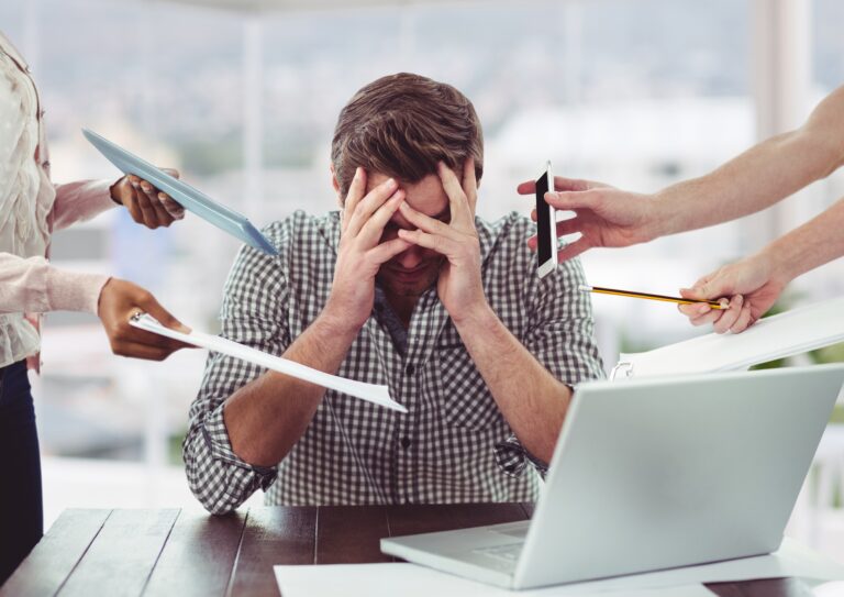 Burnout: os sinais de alerta, o que fazer (e os direitos trabalhistas que quase ninguém conhece)