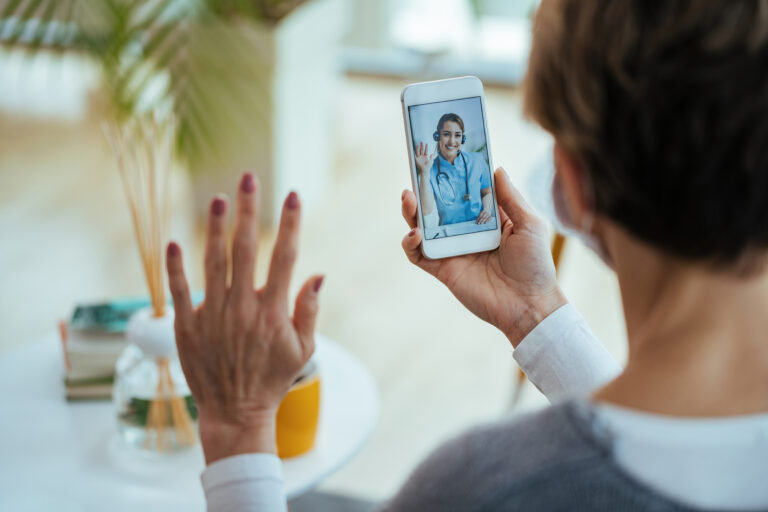 Telemedicina no Brasil: como funciona a consulta online, validade de receitas e atestados (e quando o presencial é obrigatório)