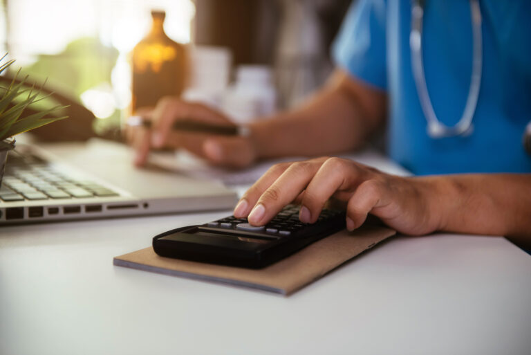 Reajuste do plano de saúde: o teto de 5,11% em 2026, os 3 tipos de aumento e quando contestar