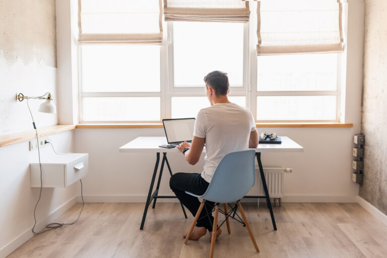 Postura no home office: como montar seu espaço (gastando pouco) e acabar com as dores do fim do dia