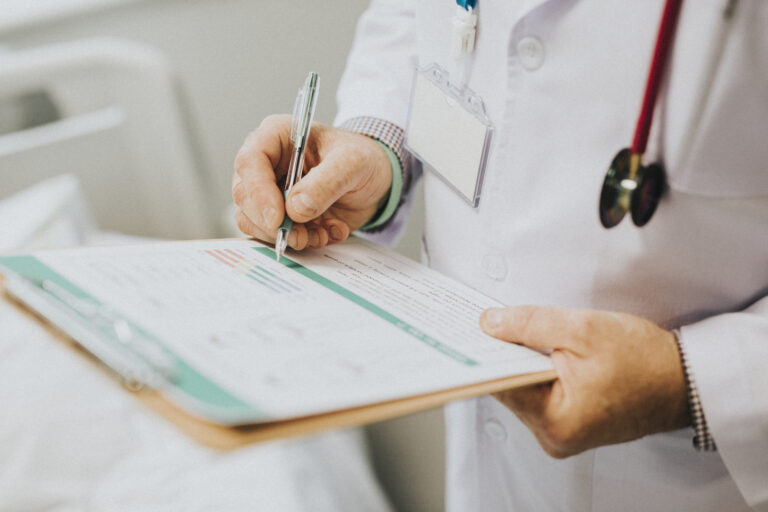 Exames de rotina por idade: o que conferir no check-up em cada década da vida