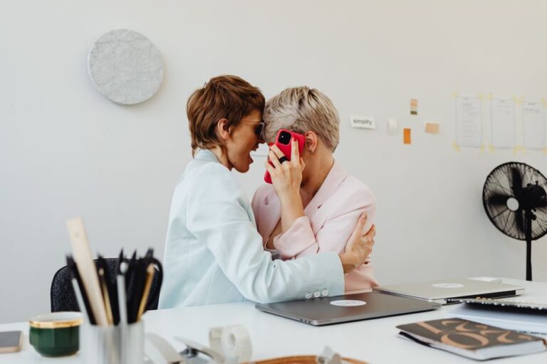 Como desconectar do celular sem parecer estranho no trabalho