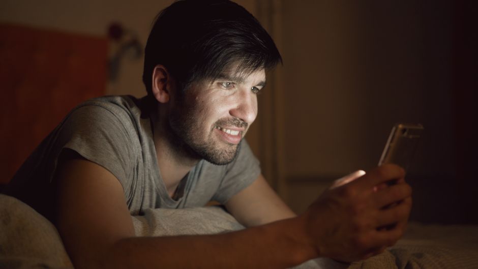 Por que você se sente constantemente conectado (e cansado) em 2026